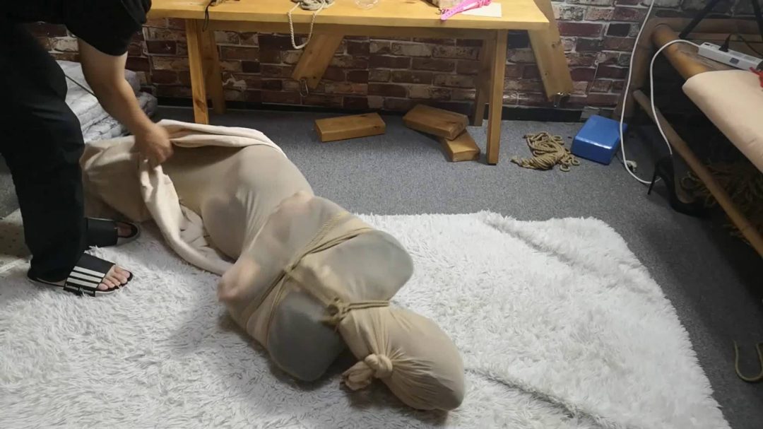 雅思 胶衣女贼调叫 多层包裹 绷带蒙头 丝袜堵嘴 装麻袋-2