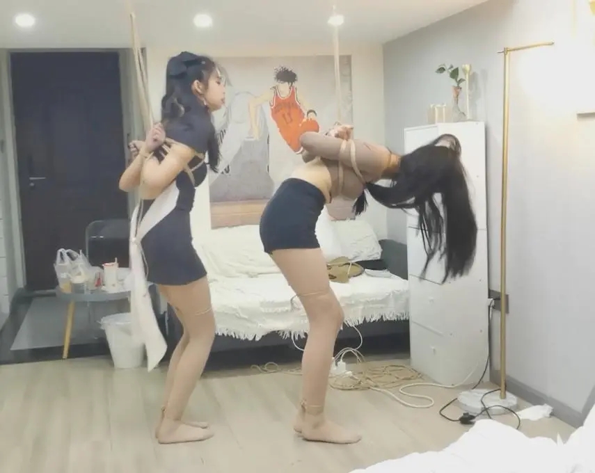 奥特曼也很酷：新妹子于惠和小文，两个舞蹈生闺蜜，史上最软的腰，驷马轻松头碰到脚尖-8