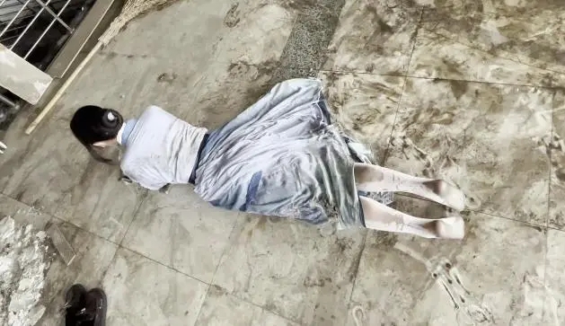 汉服白丝少女地库男厕所打滚弄脏-2