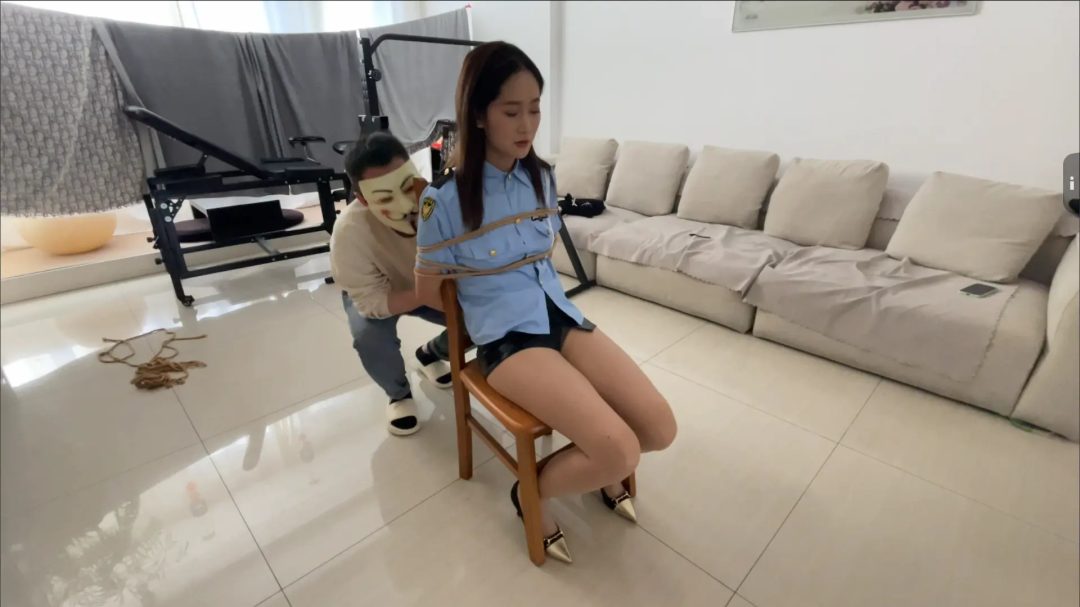 原创定转公 妈妈和儿子的不伦游戏 椅子固定放置 + 脚底挠痒挑战-1
