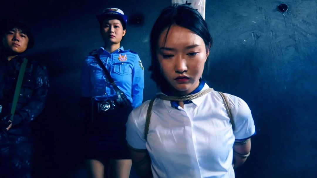 片名：定拍转公映 新片《红颜丽人不归路（绞刑篇）》 完整版 郭艳年纪轻轻犯s人，被捕后不老实交代自己的犯罪过程，受倒吊，关笼惩罚 钉死镣最后执行绞刑-20