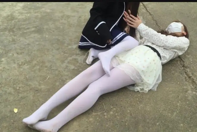 双人白丝户外玩泥弄脏带女同向-5