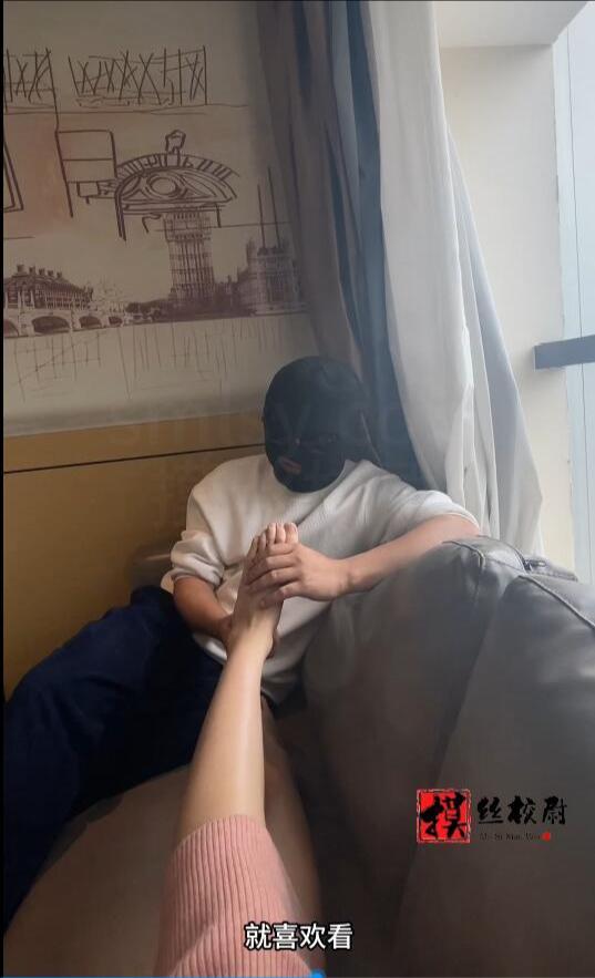 高冷妹妹初次体验舔脚-5