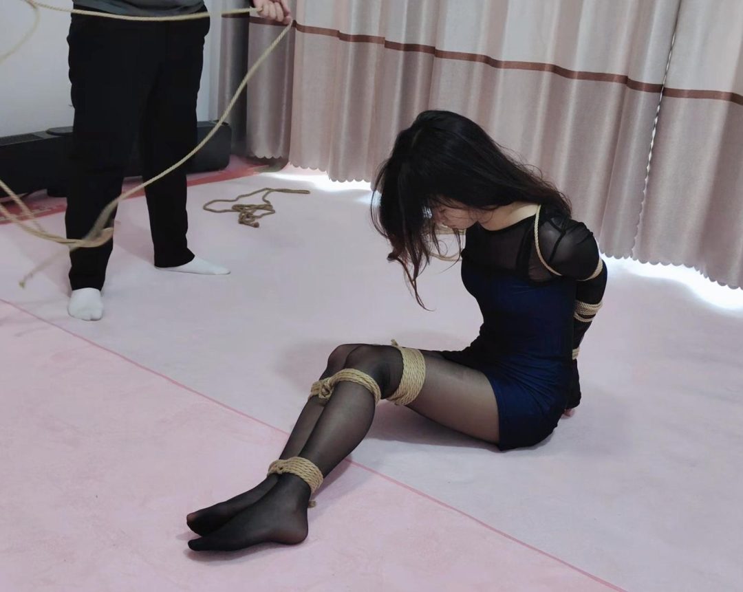研究生小美女晓麦全身捆绑直臂紧缚驷马绳子勒嘴极限抬头放置难受坚持-6