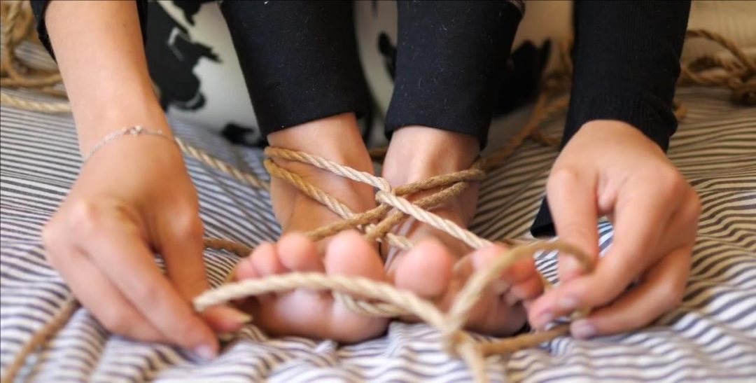 Feet tie shibari-3