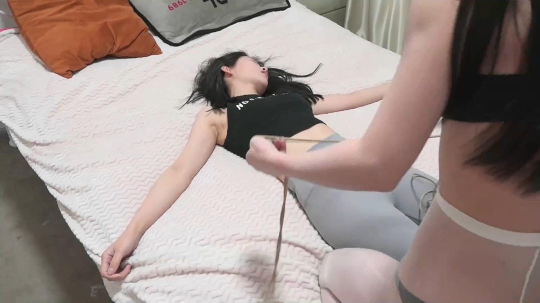 逍遥定拍.凶残的女上司02.女高管遭两个下属反水被绑,又被猥琐的追求者上门发现秘密-9