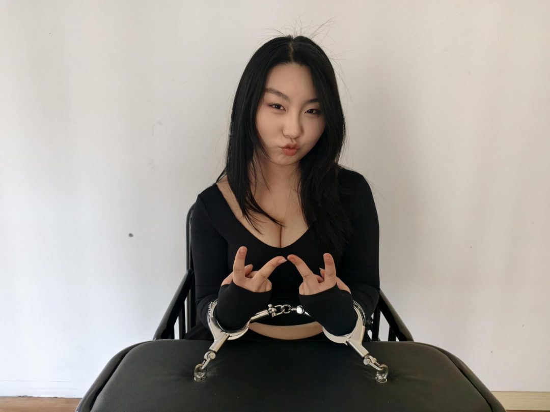 【忘忧社工作室】新模特想体验手铐脚镣，工作人员为他戴上手铐，并让他感受其感觉。接着，模特被要求试戴脚铐，但因工作人员操作不当，导致脚铐反了且太紧-3