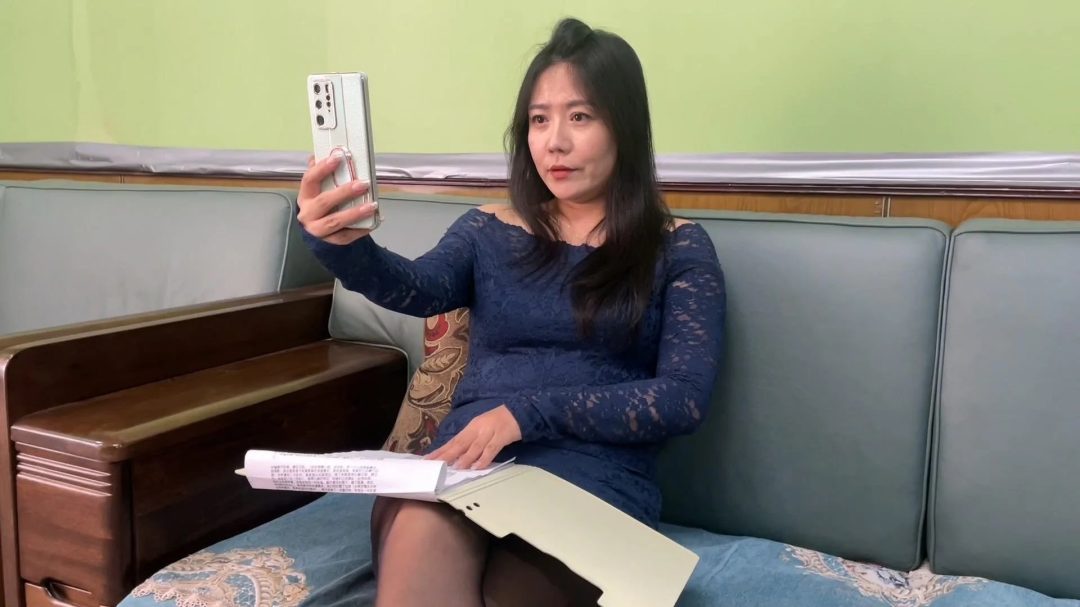 《遗产风波 上》上市公司董事长李然收到勒索视频，孤身一人独闯龙潭送赎金，母女二人双双被绑自救-2