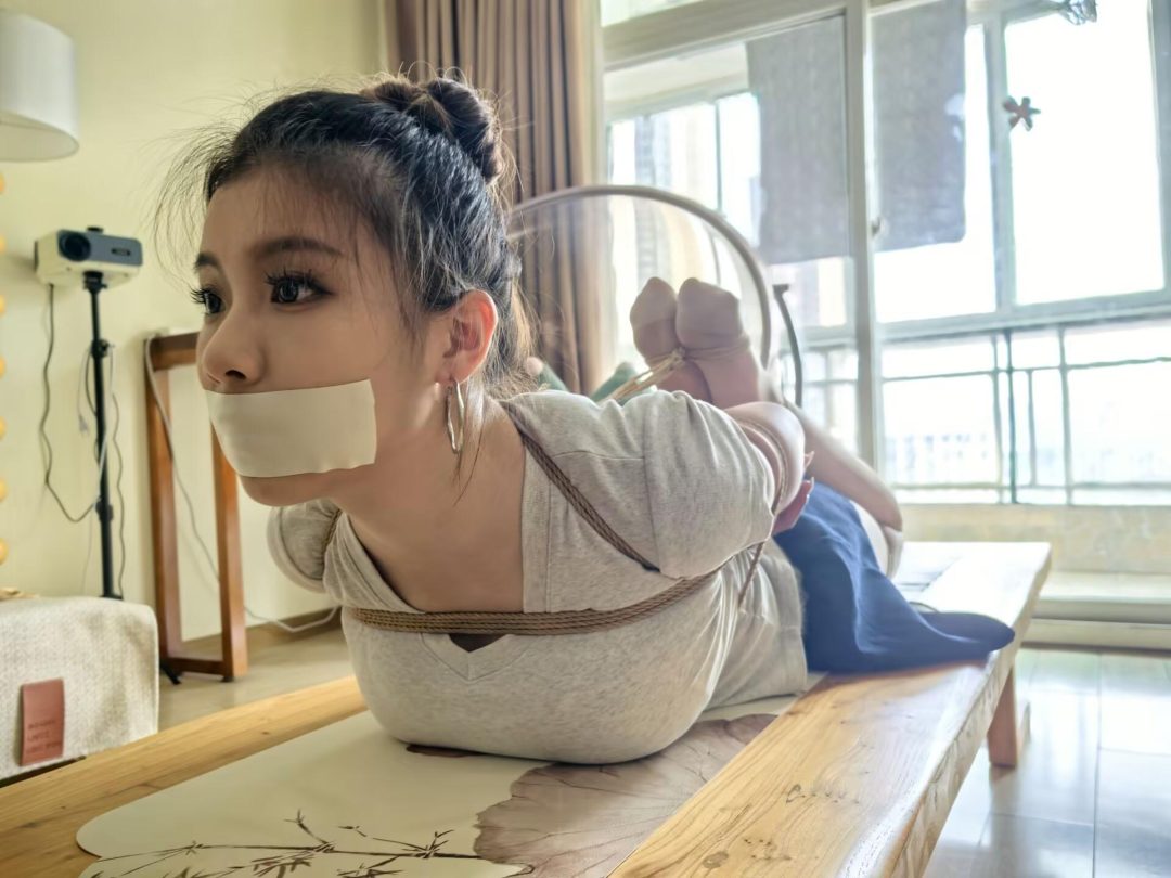 绳子日常：三种绑法，看妹子挣脱的满头大汗-5