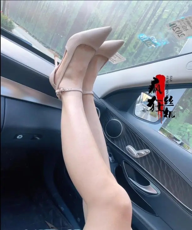 陌陌约到的素人妹子.裸足高跟诱惑-4