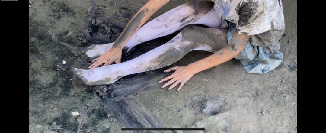 JK白丝臭水沟捆绑 路边朝路人展示 浑身弄脏 绝对刺激-7