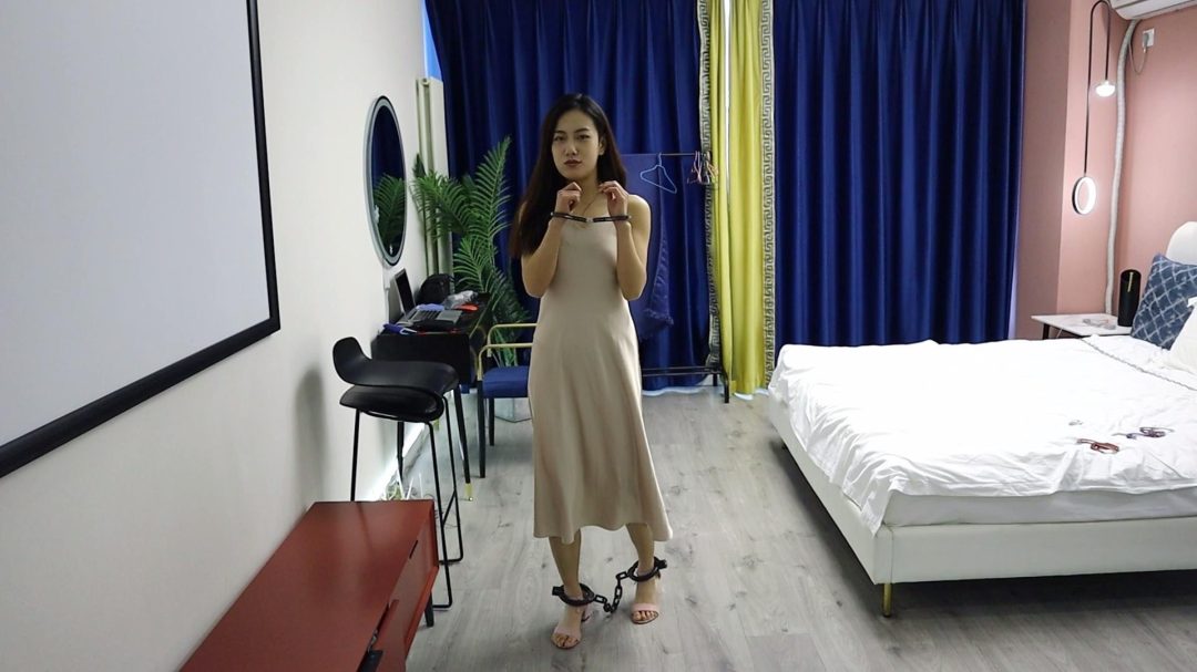 舞蹈生雨蝶讲述戴镣铐挠脚心TK感受1 手铐脚铐脚趾铐 柔韧性很好各种姿势都可 确实是怀旧影苑那个雨蝶哦-8