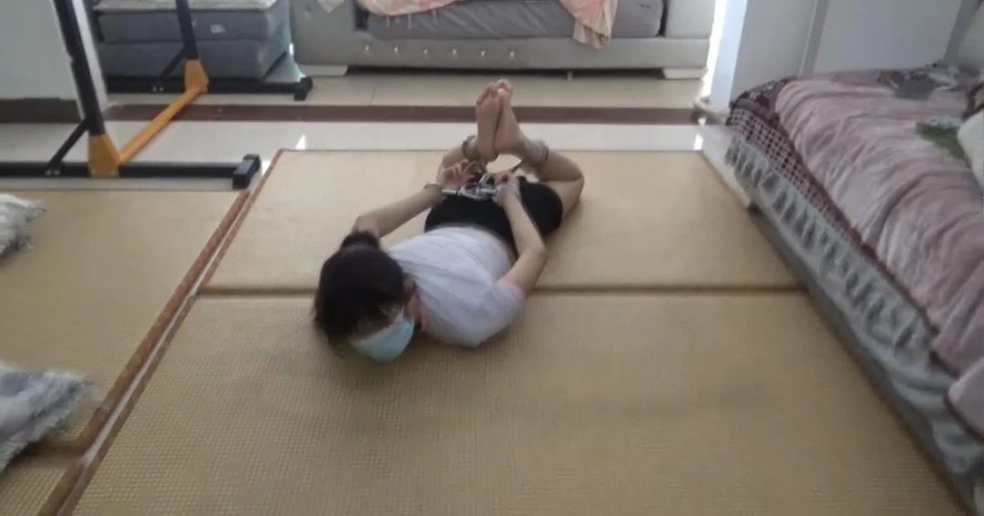 【佳怡】定拍 给大家看看娇滴滴的女孩如何玩镣铐挣脱的-5