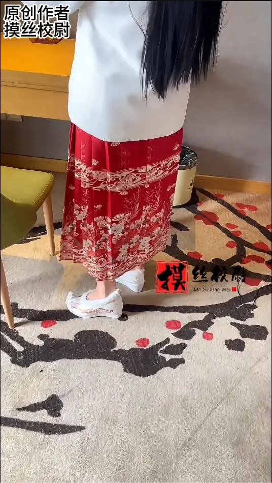 舔舐汉服小仙女的原味船袜与白嫩臭脚！-7