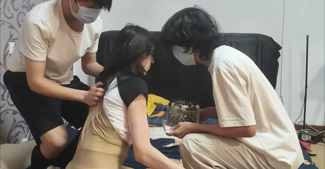 特殊订单三：情侣双人丝袜全包进笼子当脚垫-8