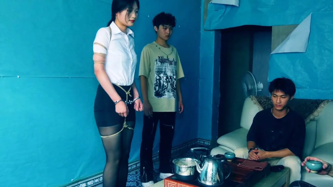 定拍转公映《双花卧底 》 第一集 美女秘书被全天候捆绑锁着工作-6
