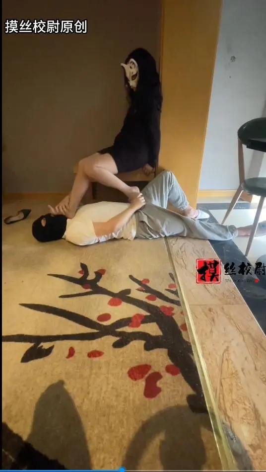 丝足小姐姐的踩踏舔舐-4