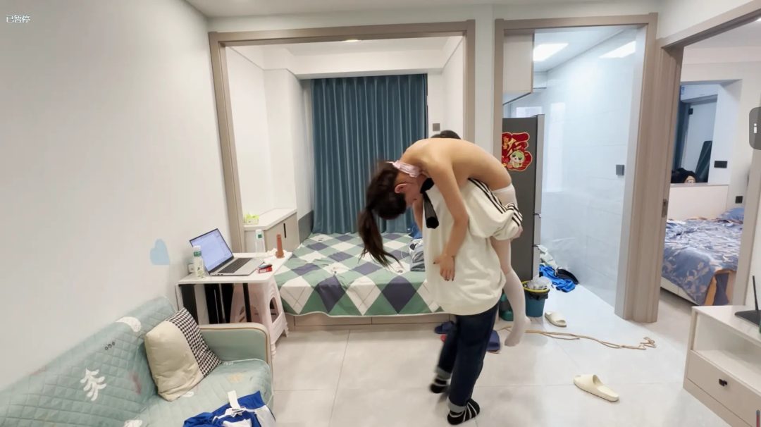 尾随者用迷药手帕堵住口鼻-2