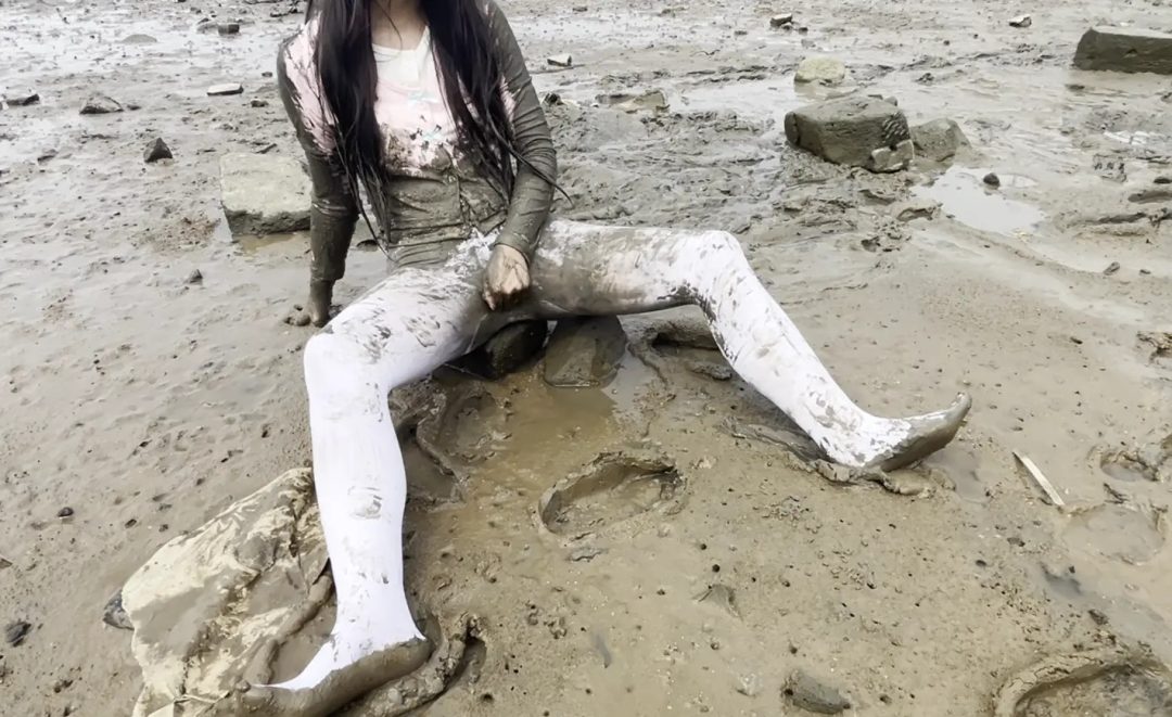 粉嫩小萝莉路边泥潭调教 全身弄脏-5