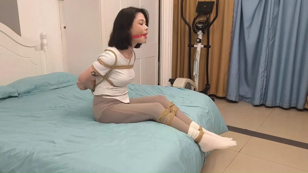 美女白袜 瑜伽裤 捆绑 海老缚 挣扎-5