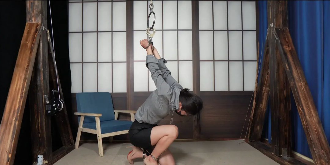 【试炼工作室】小欣ol制服高跟手铐脚拷悬吊半蹲放置痛苦挣扎-3