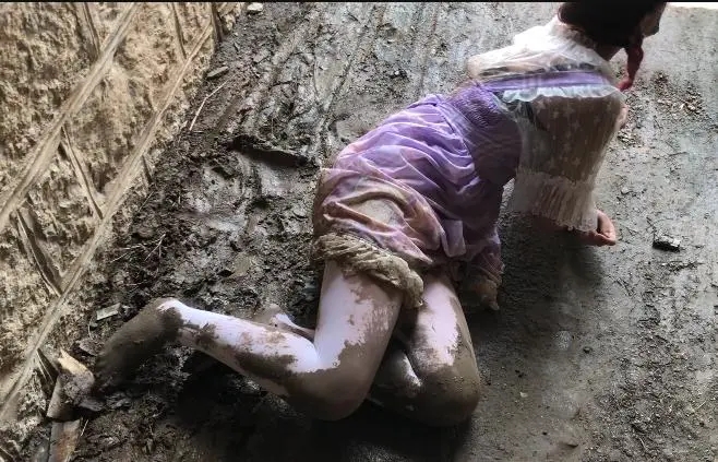 职业白丝lo娘首次尝试 马路边泥坑+下水道打滚弄脏-1