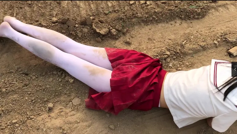 jk白丝土路打滚弄脏-3
