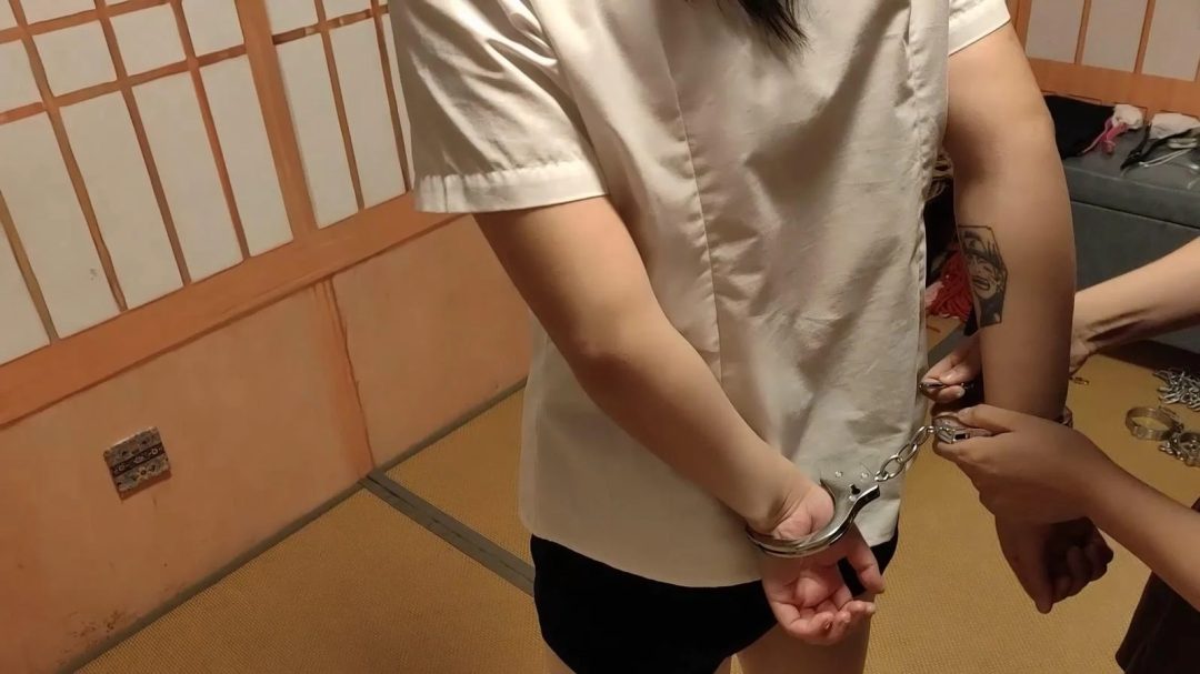 雯雯与陈依依的解谜逃生游戏-1
