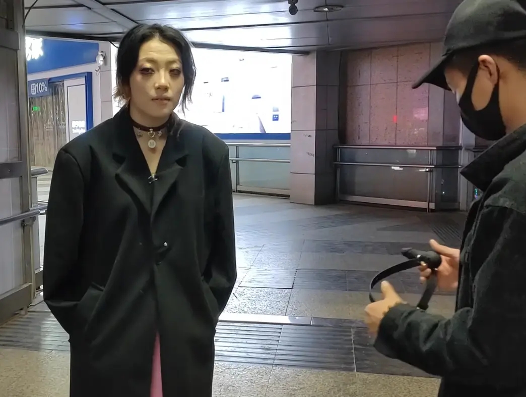 一绳所爱定拍 陈依依捆绑内置玩具 戴口球穿12CM高跟鞋去繁华路段逛街-8