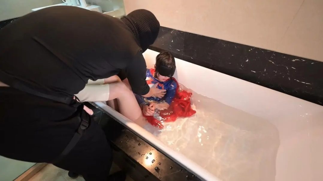 （丝竹出品）女超人湿身-3
