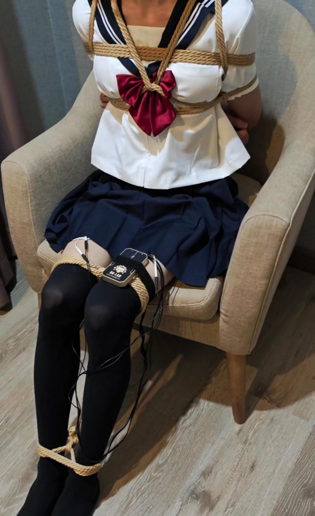 长发伪娘jk被绑架，堵嘴，蒙眼绑在凳子上，胶狼电击全包-2