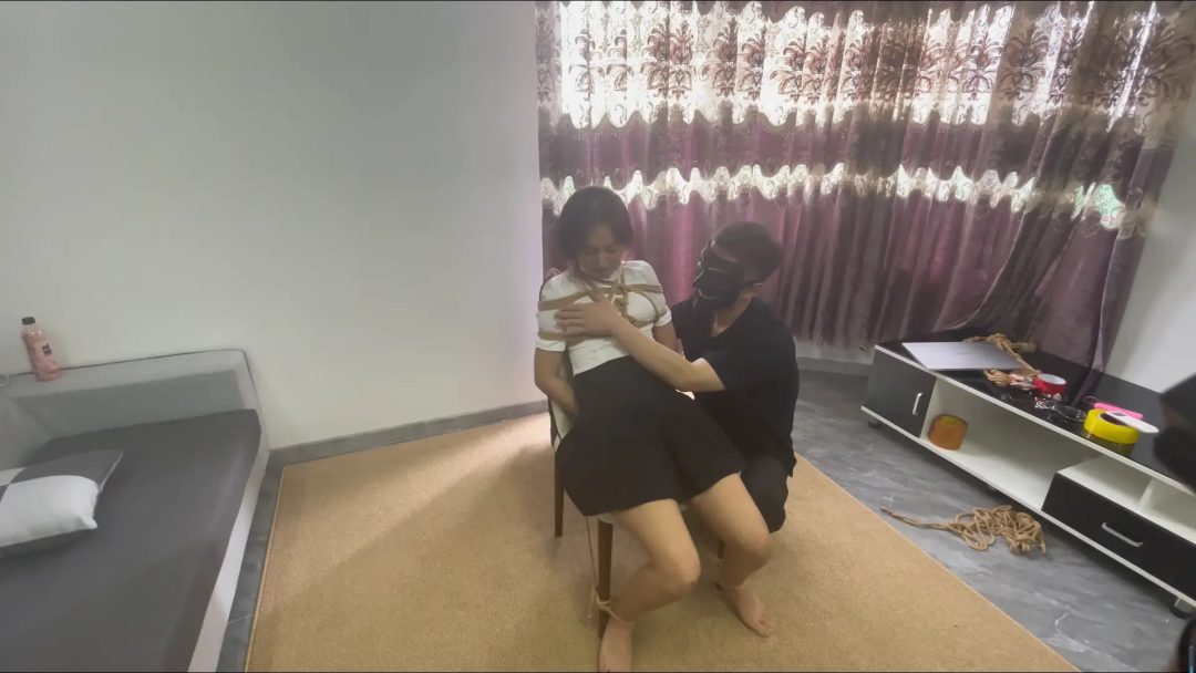 原创 文员盈盈落入恶魔上司的手中 长时间玩弄 多元素体位和场景-2