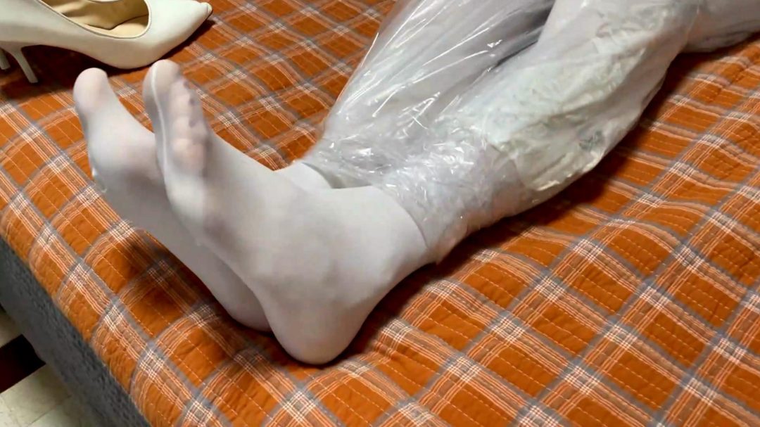 云雀定拍—《致命凶宅》上，柳杨租房遇鬼宅，与室友一起被驷马捆绑，绷带完全缠绕封头+塑料袋透明胶带全包-13