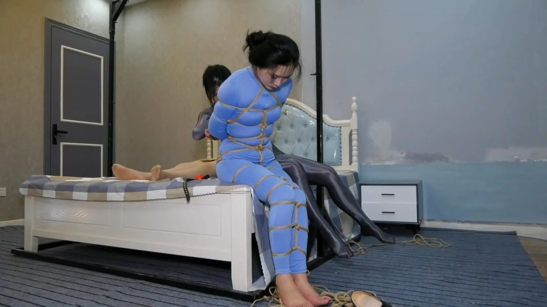 被俘的女侦探 中集 两个女侦探被女魔头站立绑在床边一左一右-6