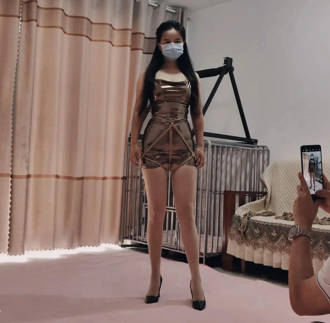 高挑丰满大美女紧缚超大口球体验放置流口水-2