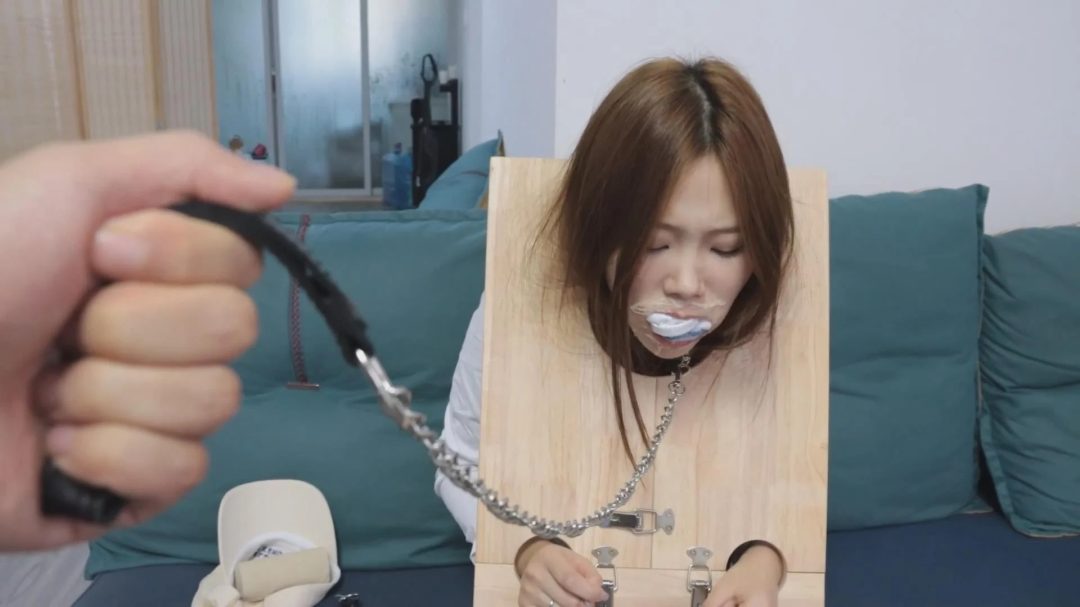 【绝版模特蜚】【得意客定拍】《不良少女改造计划2》原味堵嘴+湿袜游街，木枷加身放置反省！-1
