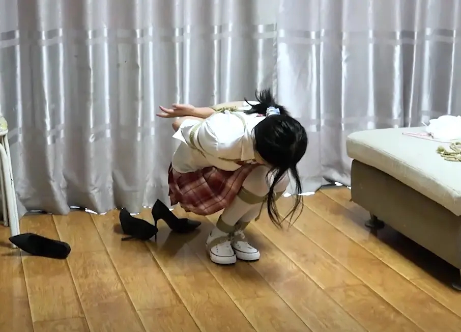 日式并腿捡鞋子-4