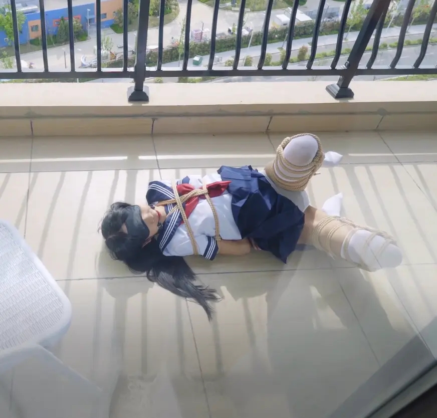 双马尾JK萝莉 阳台 捆绑 放置 晒太阳-4