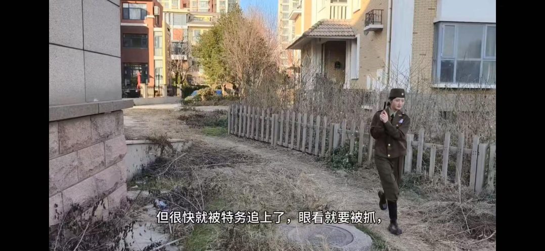 女学生卧底被特务发现，展开了激烈枪战，最后不幸落入手中，她能逃脱吗？会有怎样的刑罚等待她。-3