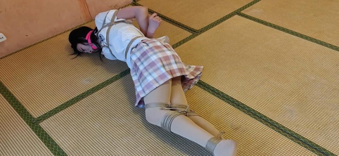 新模梦瑶，大号口球《直臂和日式放置以及驷马放置，模拟被绑架逃脱自救及访谈》19岁的甜美女孩，梦瑶，初次接触绳艺，这次叫她模拟被绑架后自救，绑完后假装有事离开，留她一个人独自挣扎，演技非常棒！全程都在挣-9