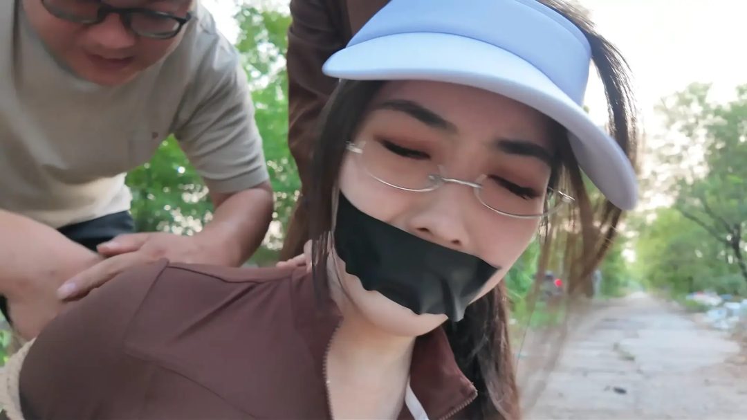 枫叶工作室原创定拍 剧情片—《旅途噩梦》第1集 雨诺徒步旅行遭遇人F夫妻 南清出手相救反被治服-5 枫叶工作室原创定拍 剧情片—《旅途噩梦》第1集 雨诺徒步旅行遭遇人F夫妻 南清出手相救反被治服-5