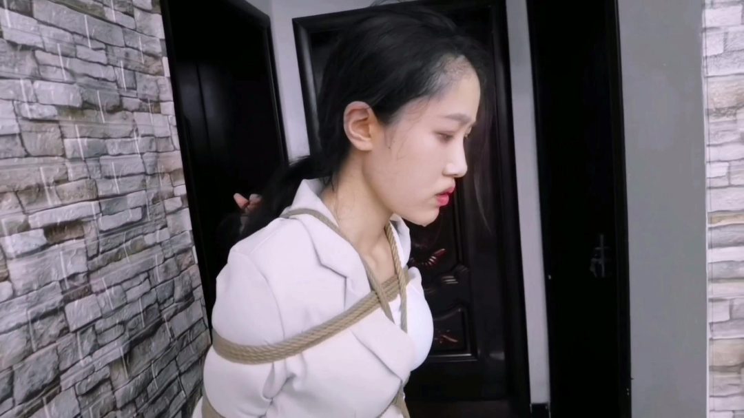 女老师去学生家补课竟走错了门,竟遇到了虐待狂人的无情折磨.....-11