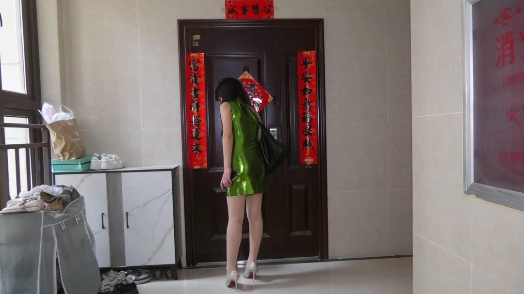 定拍转公映 新片《劫中劫》 中集 她们把女主人驷马吊在空中皮鞭抽打，还不解气又把女主人驷马捆绑在洗手间，她们开始拿水浇灌女主人-9