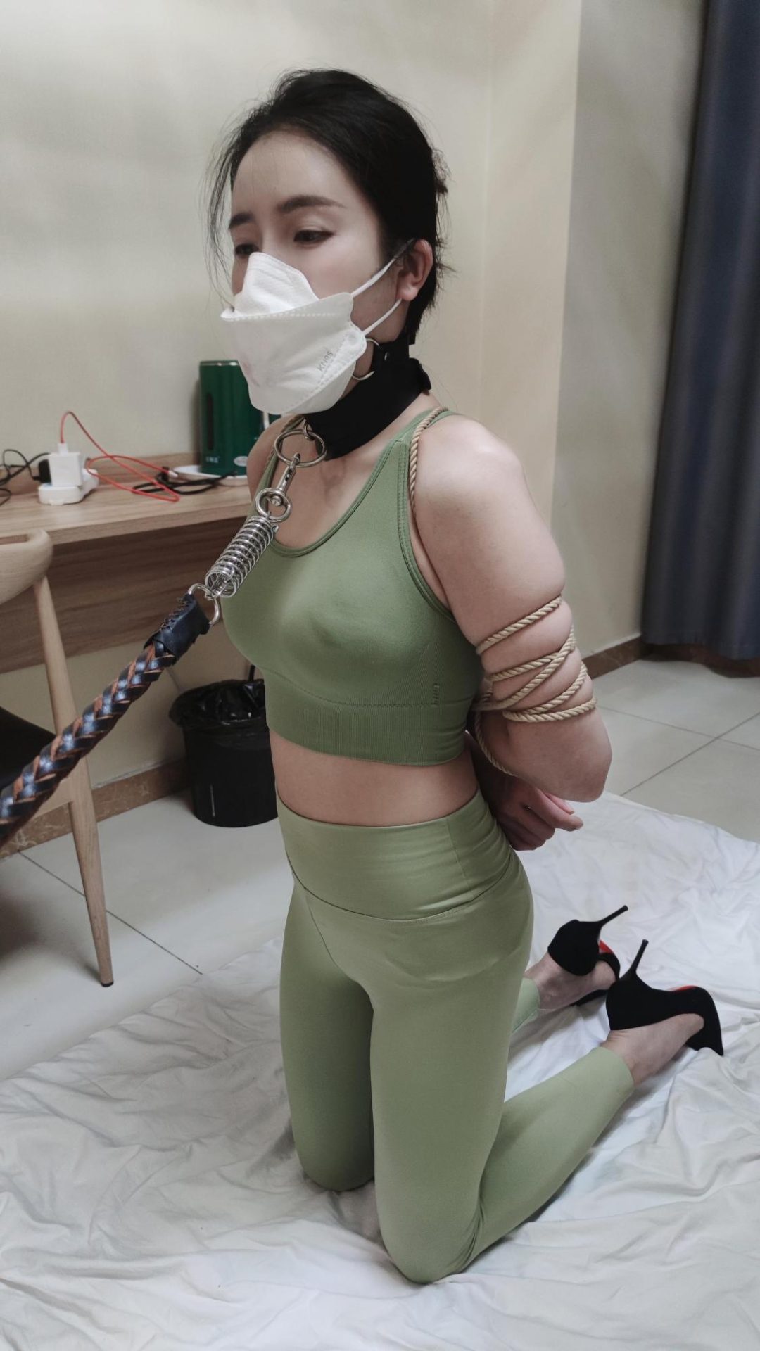小玉瑜伽服五花大绑跪下带上超大口球口水羞辱-5
