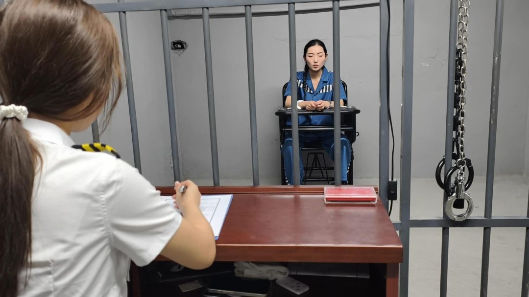 【忘忧社工作室】新模特沈冰（上）女犯沈冰被提审，询问其藏匿作案工具的地点，她称已扔在郊外但记不清具体位置。-4