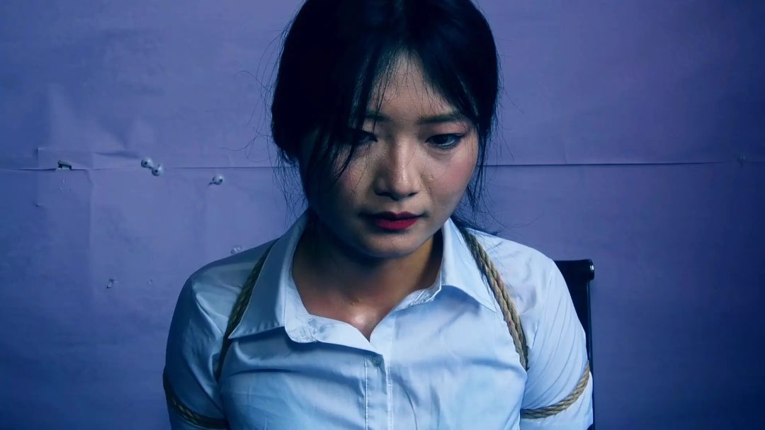 定拍转公映《双花卧底 》 第一集 美女秘书被全天候捆绑锁着工作-8