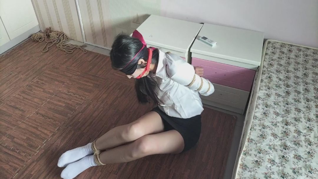 大学生捆绑训练 驷马放置脚心挠痒痒 最后给她带上扣球 蒙上眼睛 让她在房间里完成寻找自己手机的任务-6