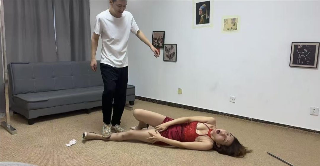 被折磨的女侠-2