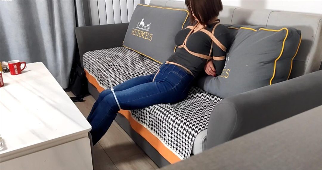 妞妞，魔鬼身材短发妹的小爱好第二季，沙发上的股绳驷马、近距离亵玩、TK、SP，扭动的小翘臀、美胸、白鞋与白袜的特别展示-4