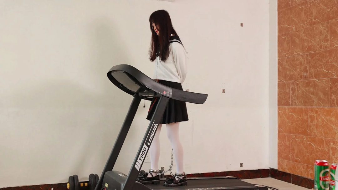 新模特北北展示，168，48kg。体验镣铐拘束跑步机。-6